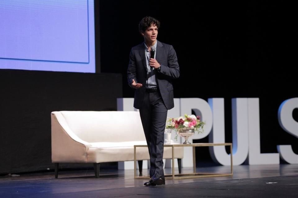 El primer bailarín mexicano, Isaac Hernández, ofreció esta noche una conferencia en la que compartió los obstáculos, logros y aprendizajes de sus trayectoria internacional.