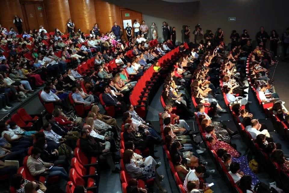 Isaac dio una conferencia en la que fue ovacionado y consentido por un Teatro de la Ciudad casi lleno en su primer nivel.