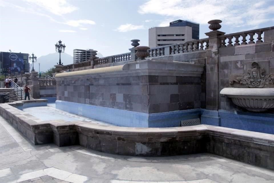 Las fuentes en la Explanada de los Héroes, en el Centro, están vacías.