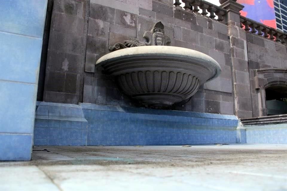 Las fuentes en la Explanada de los Héroes, en el Centro, están vacías.