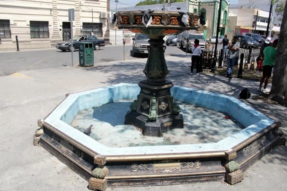 La Fuente de La Alameda, en el Centro de la Ciudad, luce abandonada.