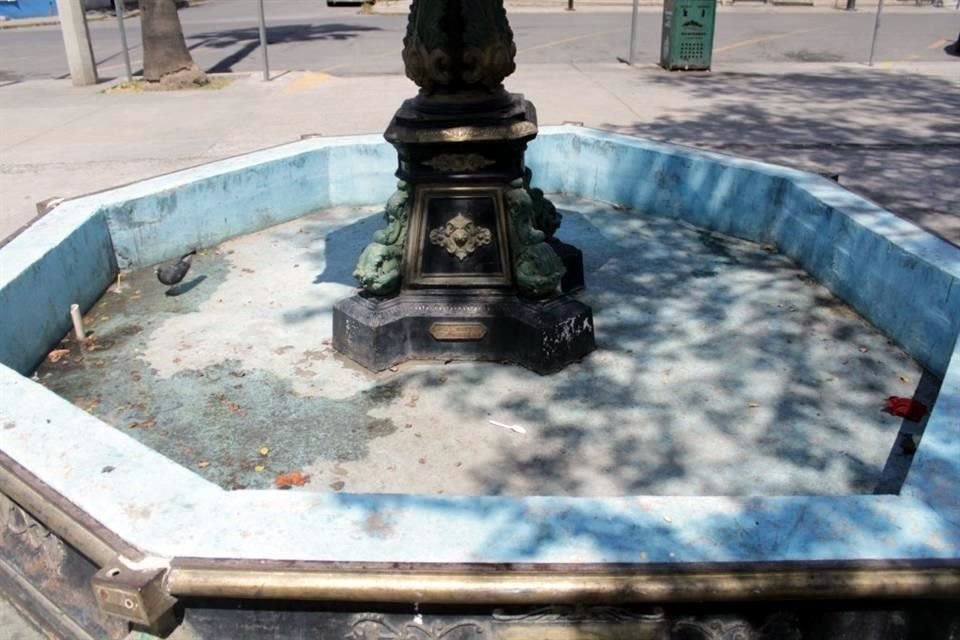 La Fuente de La Alameda, en el Centro de la Ciudad, luce abandonada.