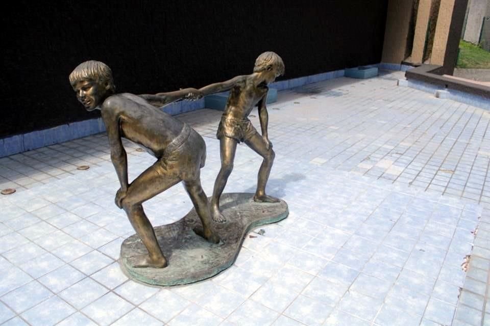 La Fuente del Paseo Hundido de Macroplaza se encuentra abandonada y empolvada.