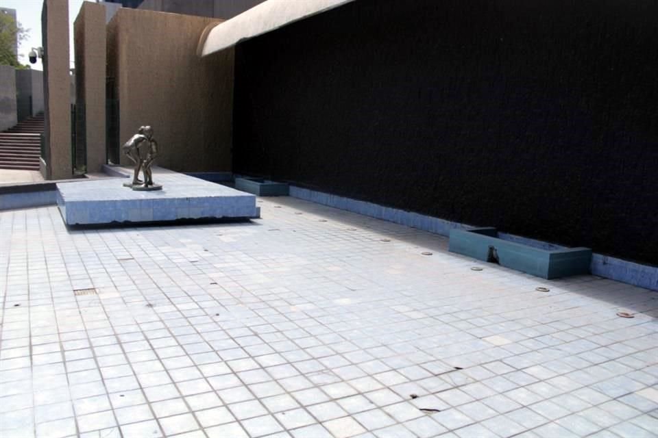 La Fuente del Paseo Hundido de Macroplaza se encuentra abandonada y empolvada.