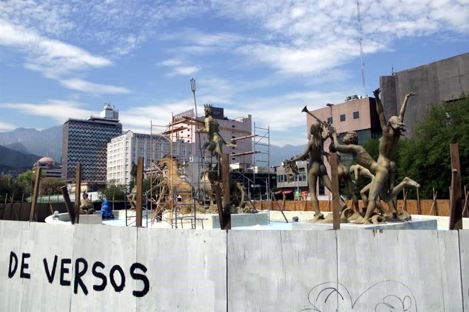 La Fuente de Neptuno, en la Macrolaza, se encuentra rodeada de muros ante una rehabilitación que se le está realizando.