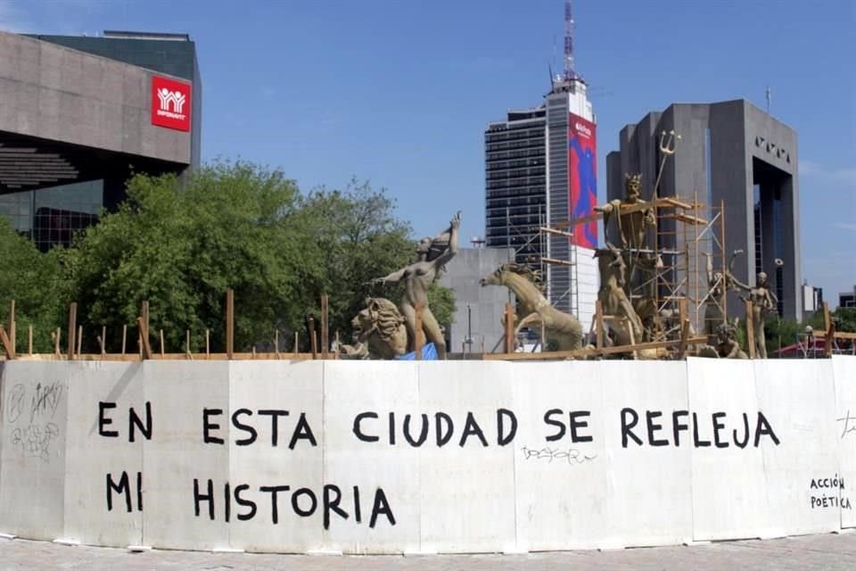 La Fuente de Neptuno, en la Macrolaza, se encuentra rodeada de muros ante una rehabilitación que se le está realizando.