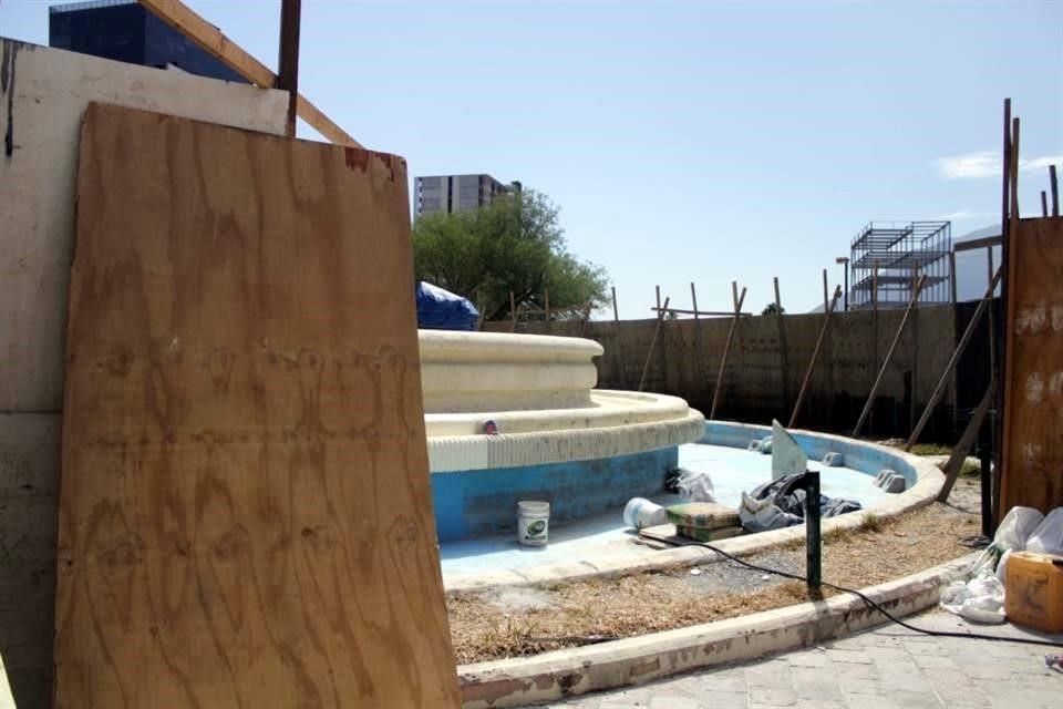 La Fuente de Neptuno, en la Macrolaza, se encuentra también está seca y en rehabilitación.