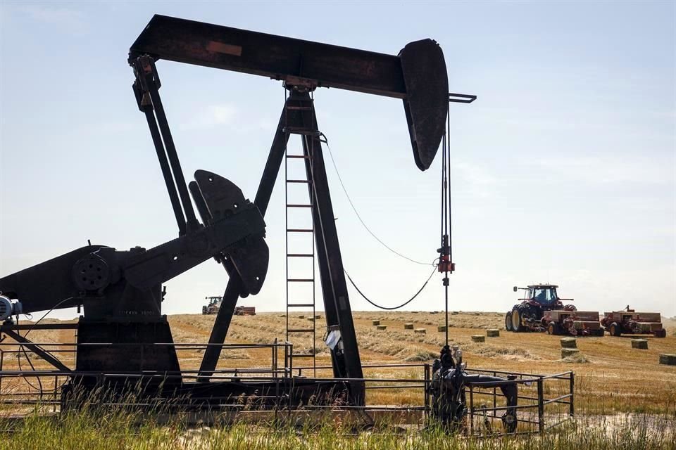 De acuerdo con analistas, los bajos inventarios de petróleo y la disminución de la capacidad excedente han sido los motores del repunte del petróleo.