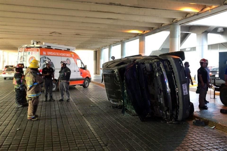 Por la volcadura, dos carriles de la calle Zaragoza fueron cerrados a la circulación por las unidades de rescate.