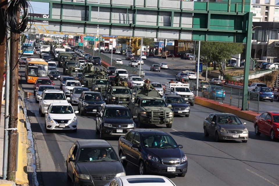 El convoy de elementos militares llegó por la Avenida Garza Sada.