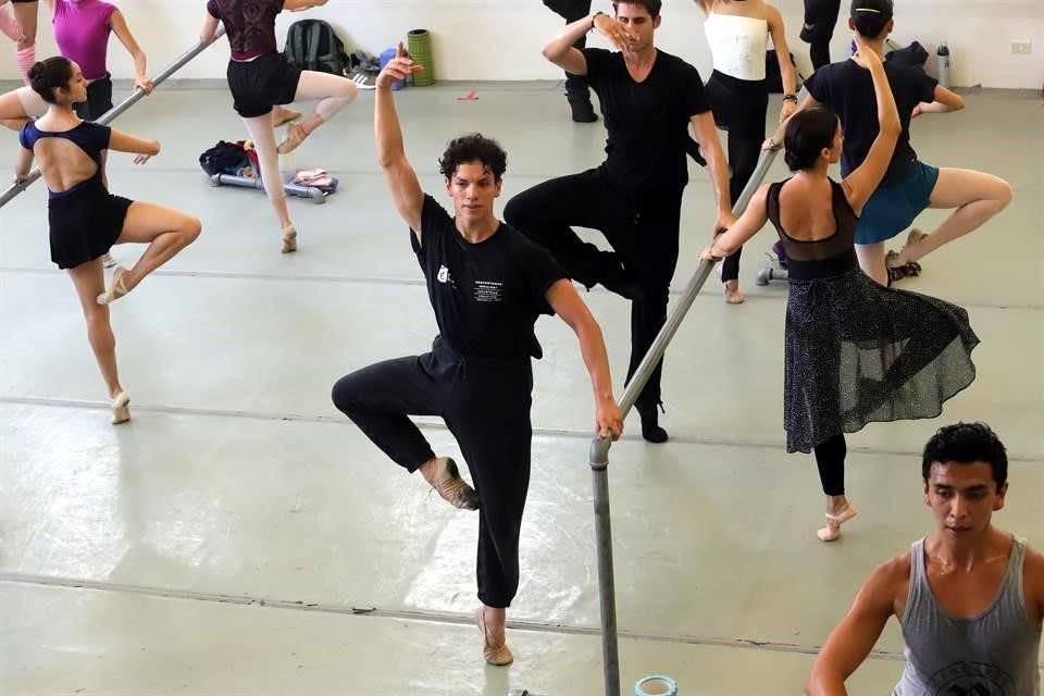 'Los jóvenes necesitan tener aspiraciones al futuro, que puedan volver a soñar', dijo Isaac Hernández durante una conferencia de prensa; en Monterrey ha impartido también clases magistrales.