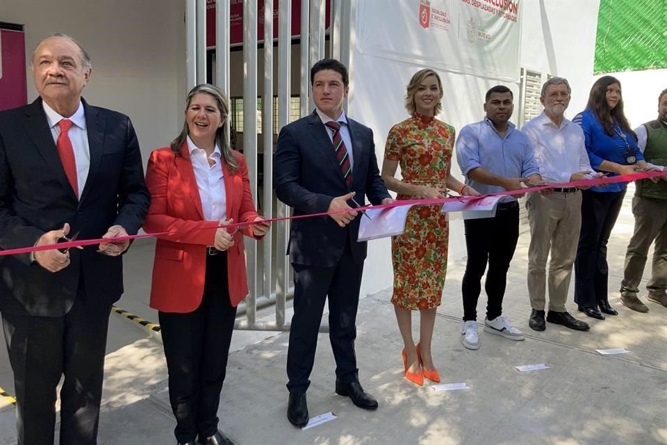 Javier Navarro, Secretario de Gobierno (izq. a der.); Martha Herrera, de Igualdad e Inclusión; el Gobernador Samuel García y Mariana Rodríguez, de Amar a Nuevo León, inauguraron ayer la oficina en la Colonia Sierra Ventana.