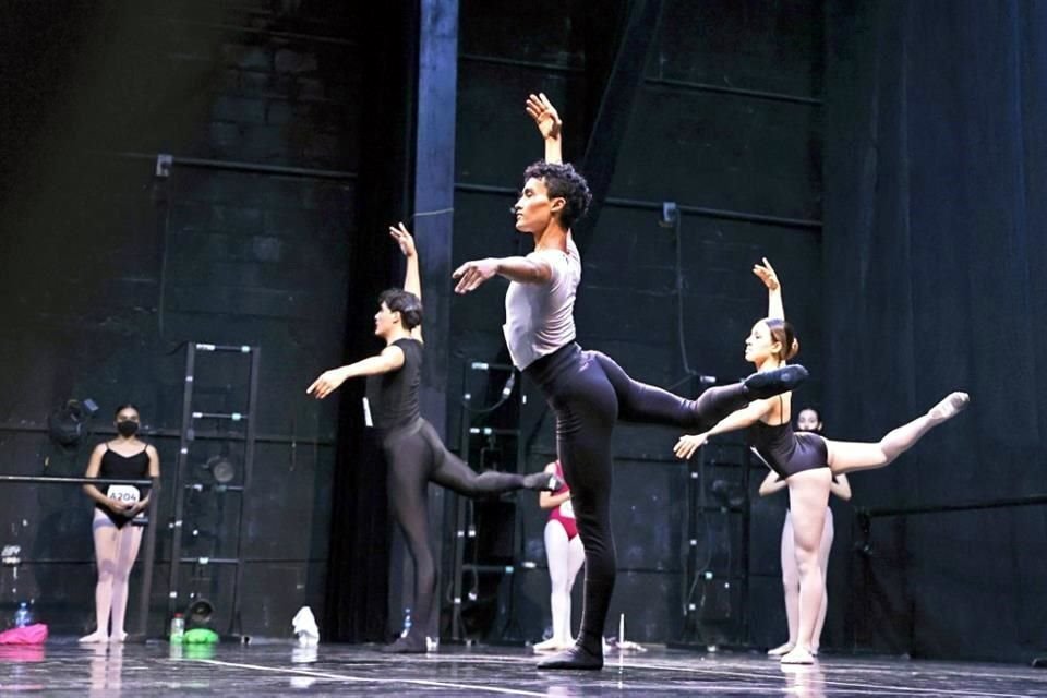 La estrella mexicana de la danza gestionó que el Royal Ballet audicionara gratuitamente en Monterrey; valora el ayudar a los demás como una manera de trascender.