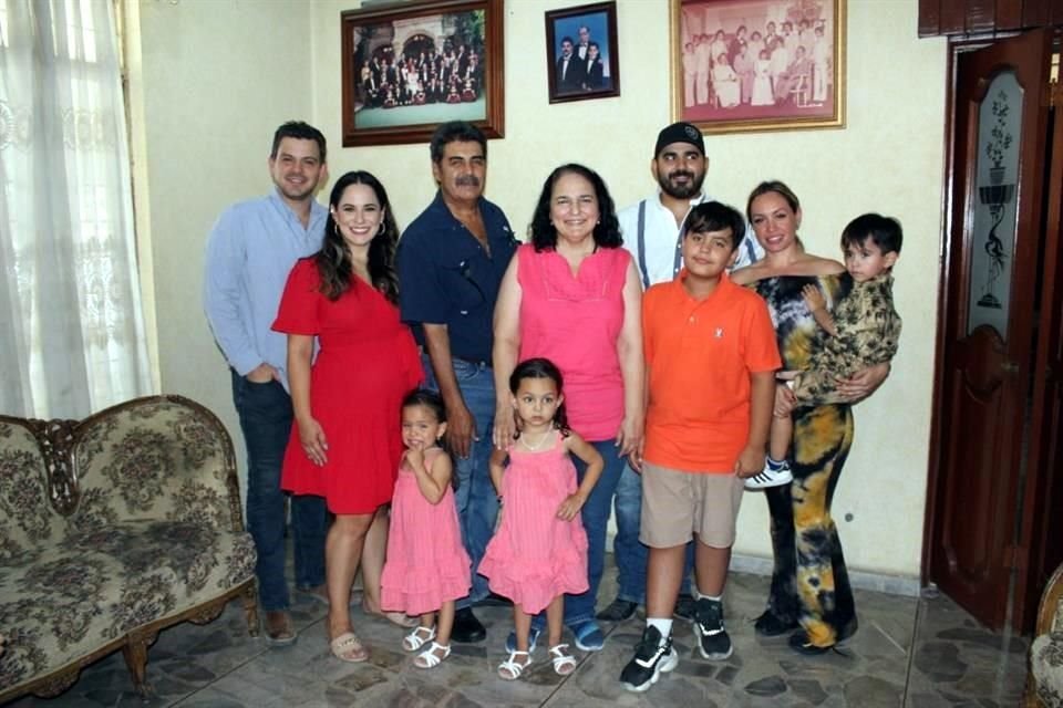 Carlos Fernández Cuellar, María Eugenia Cortés de Fernández, Francisco Lino Cortés González, Patricia Garza de Cortés, Francisco Cortés Garza, Francisco Cortés Alemán, Orelia Alemán de Cortés, Lauro C