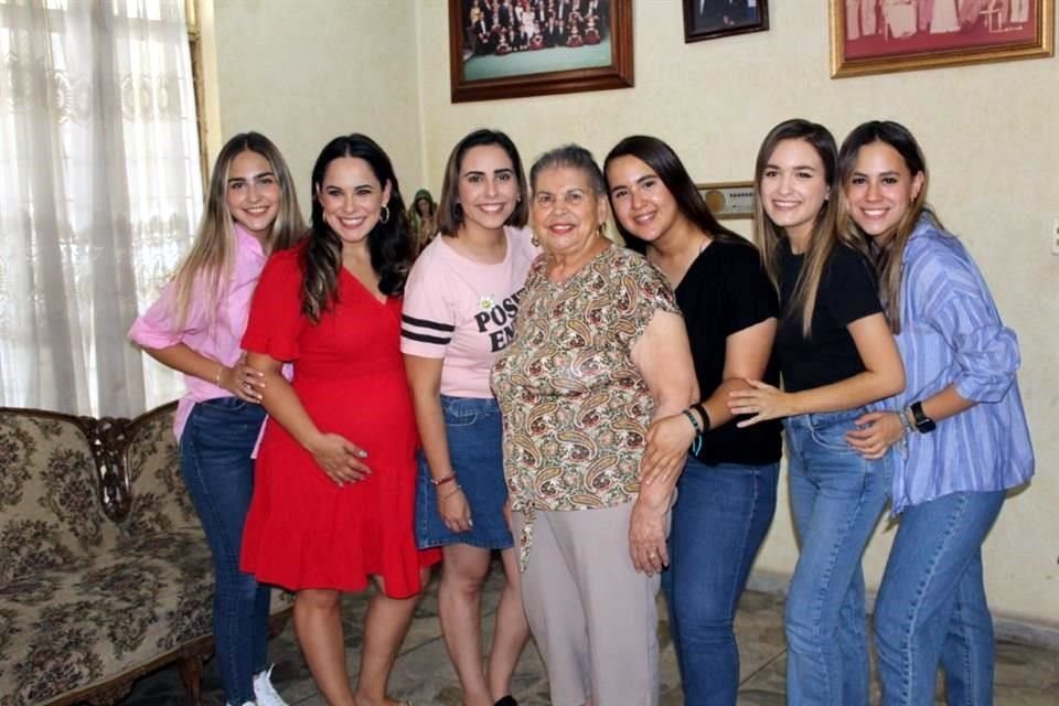 Mariana Cortés Cavazos, María Eugenia Cortés de Fernández, Priscila Cortés Treviño, Sra. Mary Cortés, Maryfer Cortés Montemayor, Andrea Cortés Cavazos y Lorely Cortés Montemayor