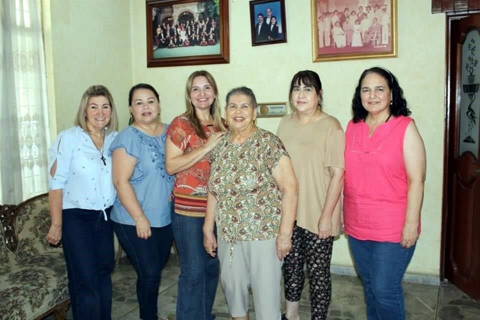 Linda Cavazos de Cortés, Ana Laura Maltos de Cortés, Paulina Treviño de Cortés, Sra. Mary Cortés, Ana María Sepúlveda de Cortés y Patricia Garza de Cortés