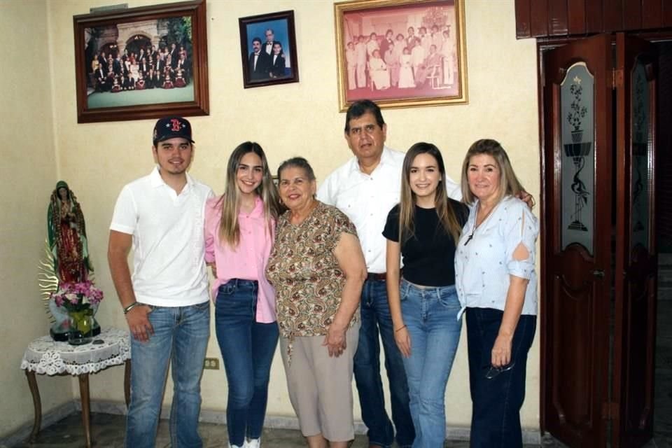 Eduardo Cortés Cavazos, Mariana Cortés Cavazos, María de Jesús González de Cortés, Eduardo Cortés González, Andrea Cortés Cavazos y Linda Cavazos de Cortés
