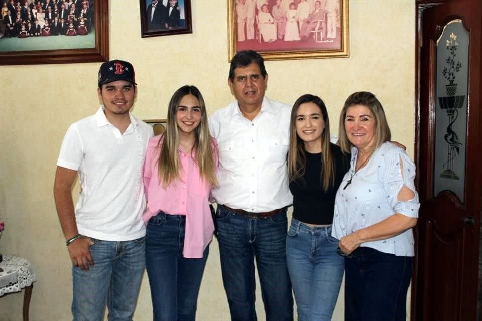 Eduardo Cortés Cavazos, Mariana Cortés Cavazos, Eduardo Cortés González, Andrea Cortés Cavazos y Linda Cavazos de Cortés