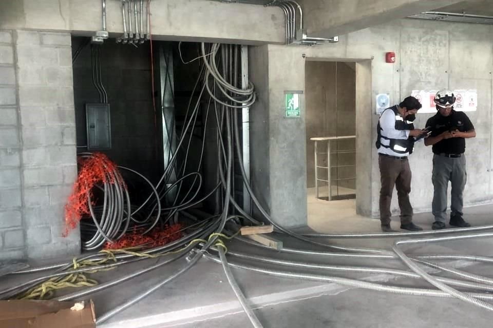 Una mujer que trabajaba en el área de limpieza cayó desde el piso 14 hasta el piso 4 por un ducto de cableado, en un edificio en construcción en Monterrey.