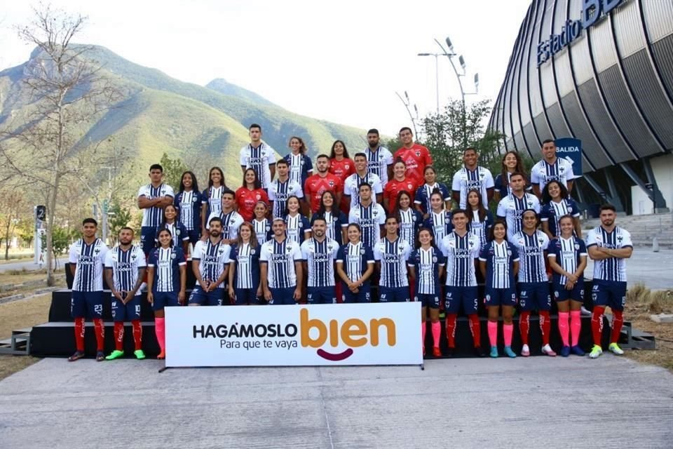 Rayadas y Rayados posaron juntos en la explanada del Estadio BBVA.