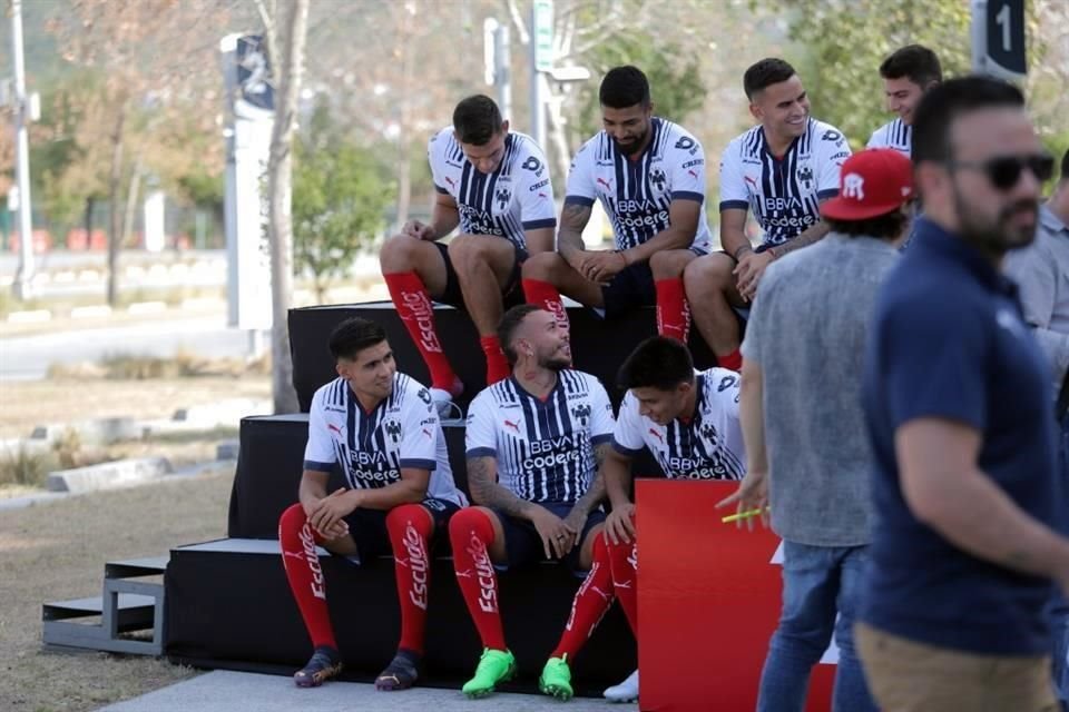 Rayadas, Rayados y Raya2 posaron este martes para sus respectivas fotos oficiales del Apertura 2022, en una sesión en la explanada del Estadio BBVA.