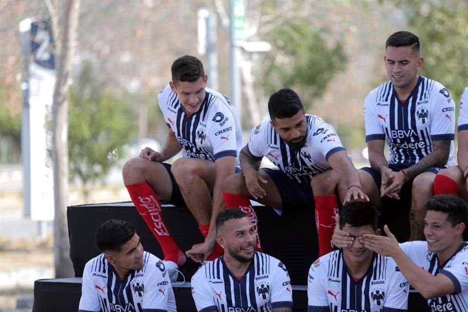 Rayadas, Rayados y Raya2 posaron este martes para sus respectivas fotos oficiales del Apertura 2022, en una sesión en la explanada del Estadio BBVA.