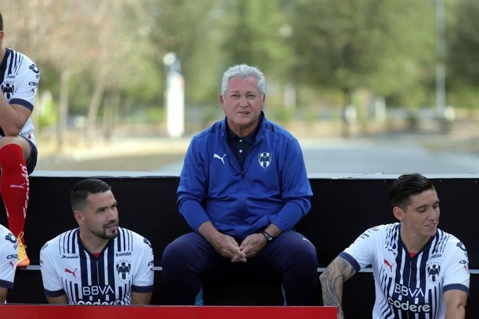 Rayadas, Rayados y Raya2 posaron este martes para sus respectivas fotos oficiales del Apertura 2022, en una sesión en la explanada del Estadio BBVA.