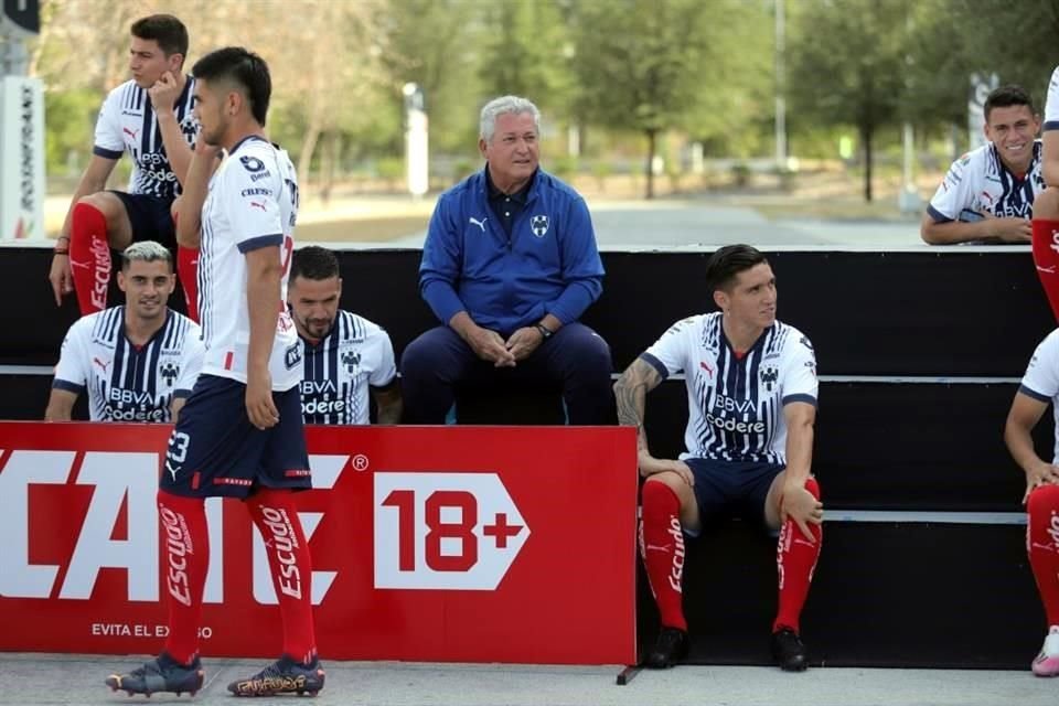 Rayadas, Rayados y Raya2 posaron este martes para sus respectivas fotos oficiales del Apertura 2022, en una sesión en la explanada del Estadio BBVA.