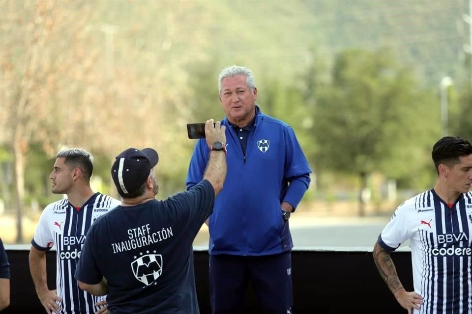 Rayadas, Rayados y Raya2 posaron este martes para sus respectivas fotos oficiales del Apertura 2022, en una sesión en la explanada del Estadio BBVA.