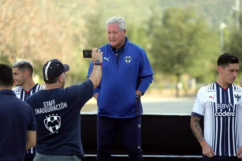 Rayadas, Rayados y Raya2 posaron este martes para sus respectivas fotos oficiales del Apertura 2022, en una sesión en la explanada del Estadio BBVA.
