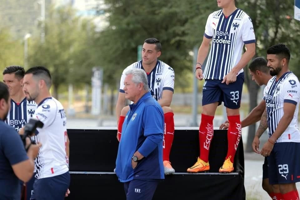 Rayadas, Rayados y Raya2 posaron este martes para sus respectivas fotos oficiales del Apertura 2022, en una sesión en la explanada del Estadio BBVA.