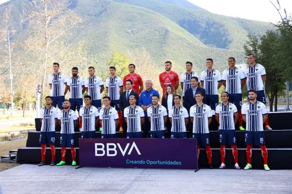 Rayadas, Rayados y Raya2 posaron este martes para sus respectivas fotos oficiales del Apertura 2022, en una sesión en la explanada del Estadio BBVA.