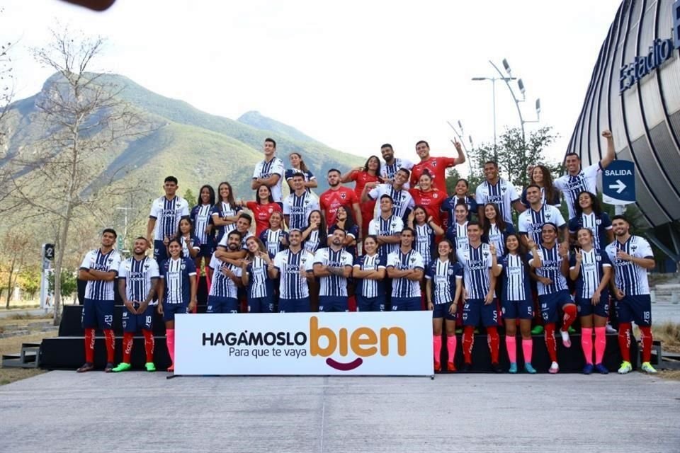 Rayadas, Rayados y Raya2 posaron este martes para sus respectivas fotos oficiales del Apertura 2022, en una sesión en la explanada del Estadio BBVA.