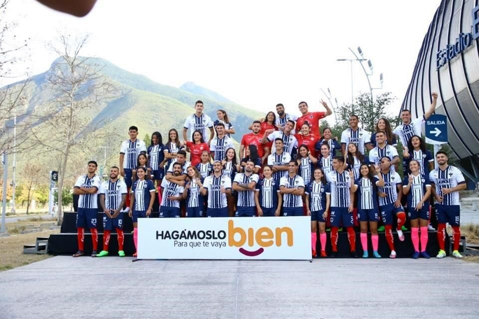 Rayadas, Rayados y Raya2 posaron este martes para sus respectivas fotos oficiales del Apertura 2022, en una sesión en la explanada del Estadio BBVA.