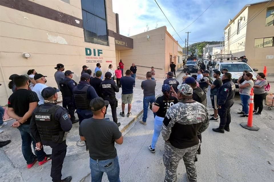 Decenas de policías de Galeana realizaron ayer un paro de labores.