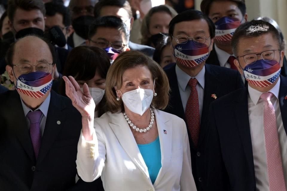 Nancy Pelosi, líder de la Cámara de Representantes de EU, saluda a la prensa al arribar al Parlamento de Taiwán en Taipei.