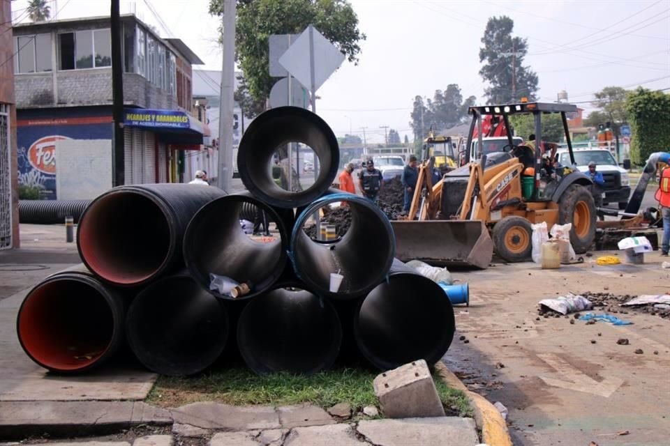 La distribución de pipas comenzó en las colonias y barrios afectados por los trabajos de reparación del acueducto Chalco-Xochimilco.