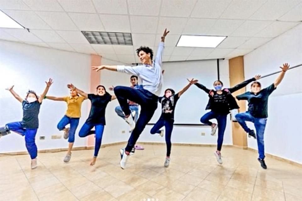 El primer bailarín enseñó algunos pasos de danza.