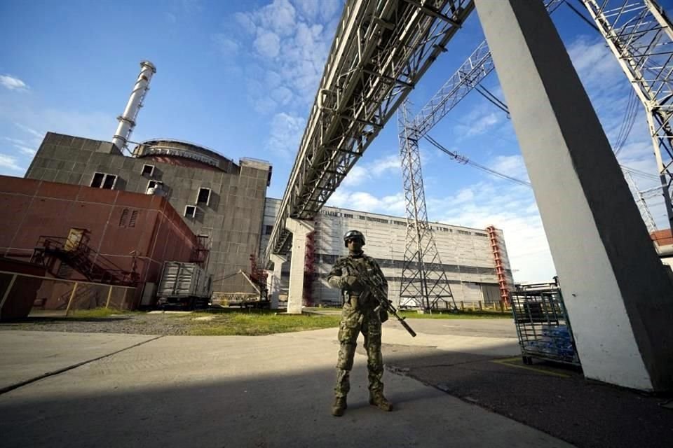 Un soldado ruso vigila las intalaciones de la planta nuclear de Zaporiyia.