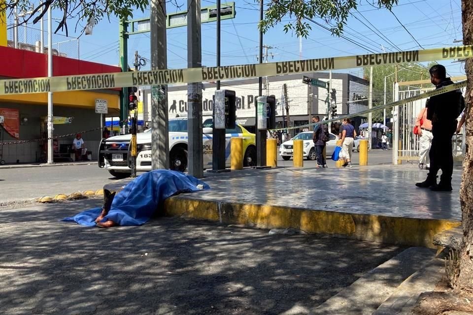 El cuerpo permanece en un área utilizada para carga y descarga sobre la calle Aramberri y Juárez en espera de personal de Servicios Periciales.
