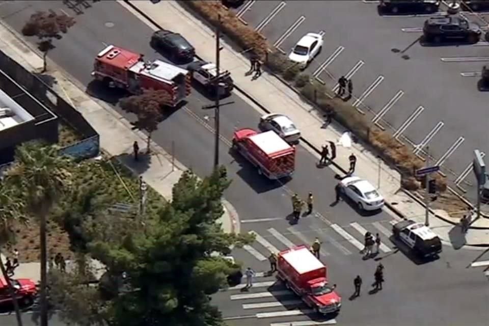 Al lugar llegaron equipos de emergencia, incluyendo policías, bomberos y paramédicos.