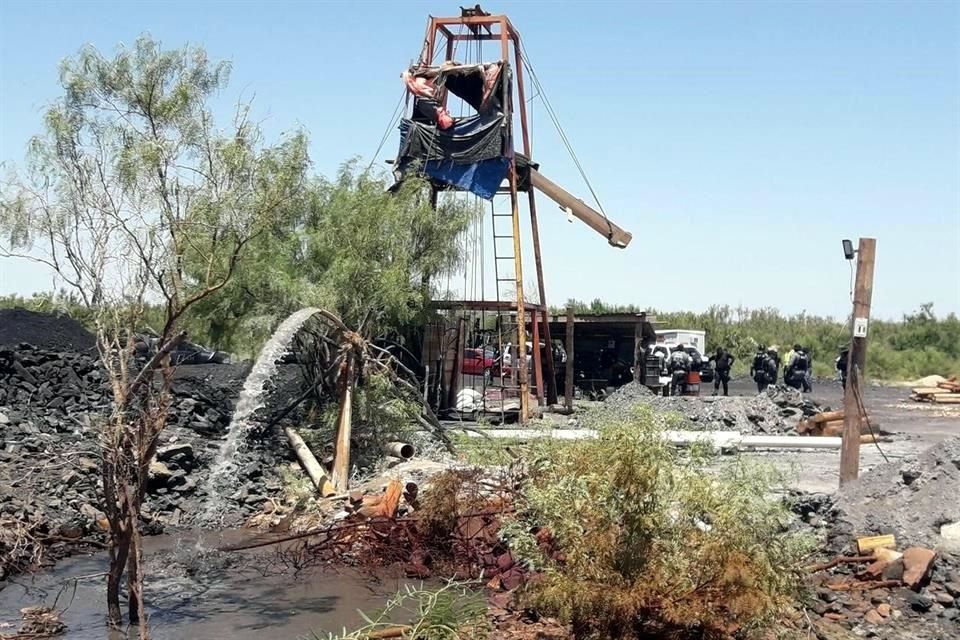 Los mineros entraron por un tiro vertical al pozo, que se inundó al romper la pared de un cuerpo de agua.