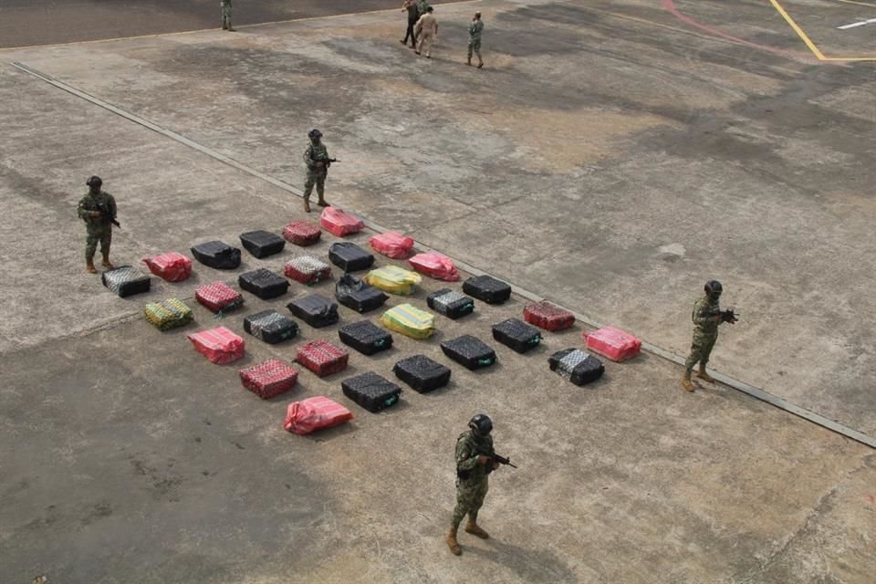 Además de la droga fueron asegurados tres presuntos narcotraficantes en Barra de Nexpa, Municipio de Aquila.