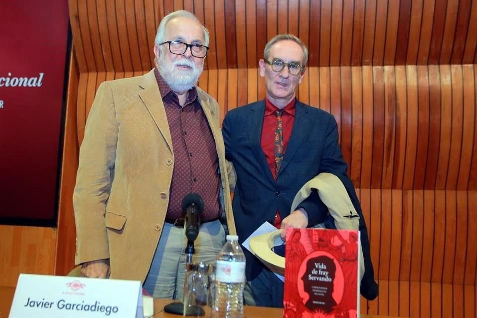 El historiador Javier Garciadiego acompañó a Christopher Domínguez Michael en la presentación de la reedición de la biografía  'Vida de Fray Servando' en El Colegio Nacional.
