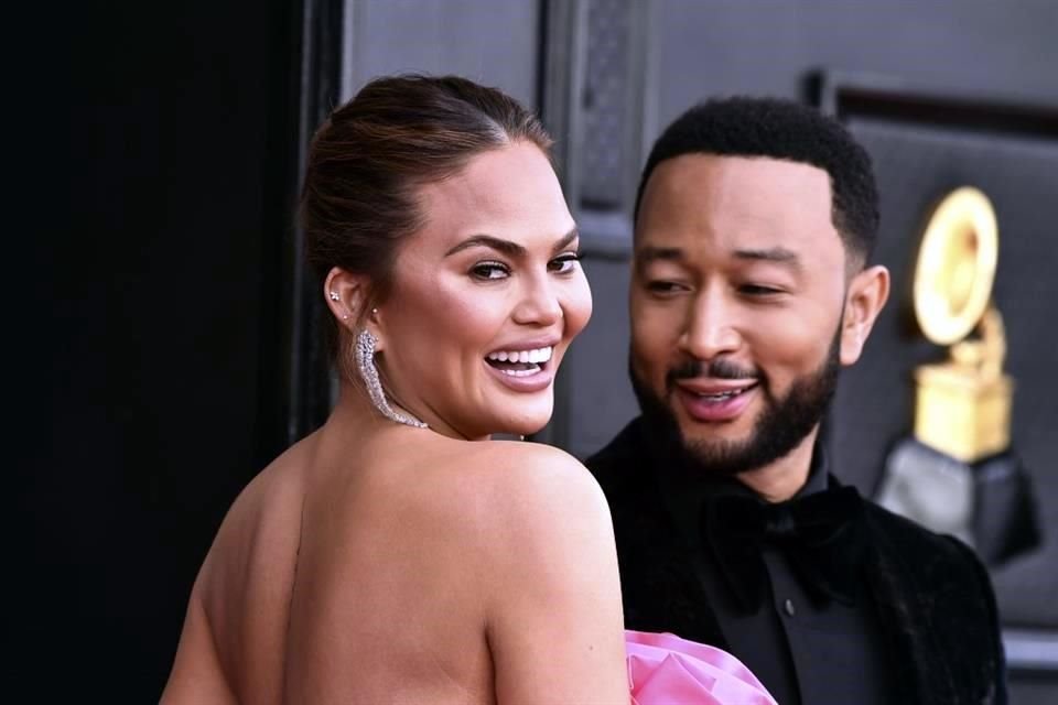 Chrissy Teigen y su esposo John Legend esperan la llegada de su tercer bebé, compartió la modelo en sus redes sociales.