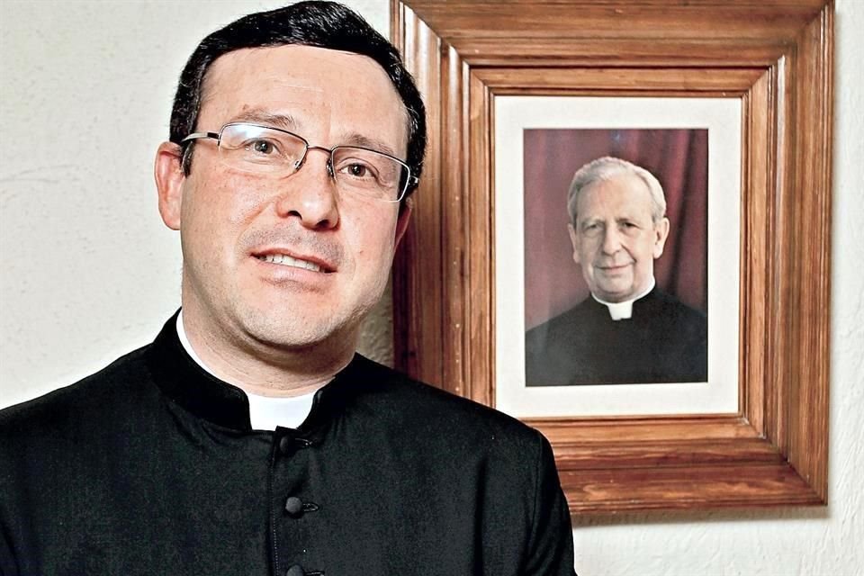Padre Carlos Núñez.