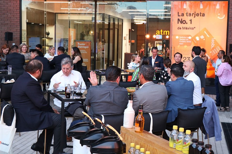 Un agradable ambiente de convivencia en la apertura de la sucursal Punto Banregio en Arboleda.