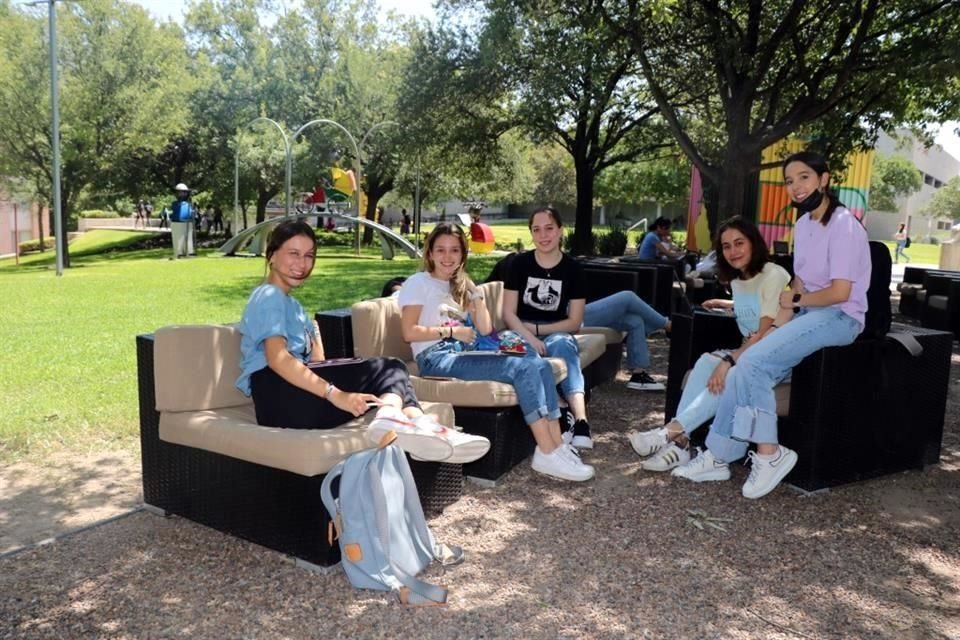Regina Almanza, Natalia Priego, Camila Sánchez, Ángela Arenai y María José Menández