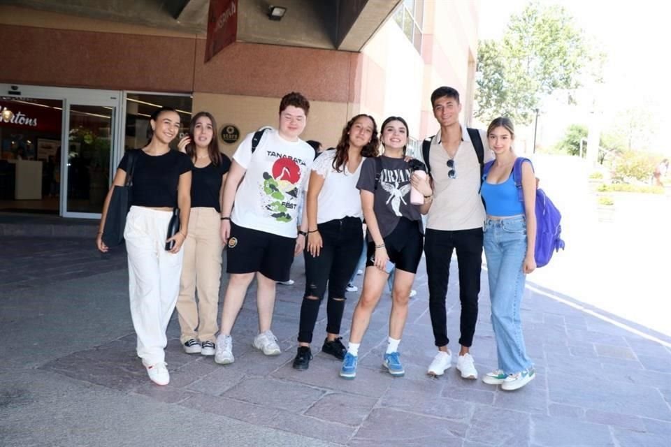 Valeria González, Catalina Gloria , Alex Gómez , Caro Carvallo, Cristina Serna, Eduardo Ramos y Daniela Martínez