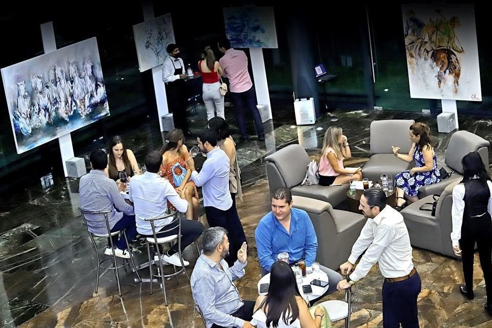 Más de 20 obras, la mayoría inspiradas con el tema ecuestre,<br>participan en una subasta que parte de los recursos obtenidos<br>son donados a la Fundación Ecuestre Terapéutica